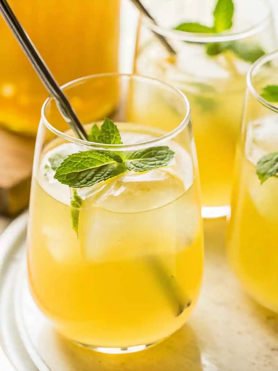 green-tea-lemonade-featured Green tea lemonade with mint and lemon in a glass