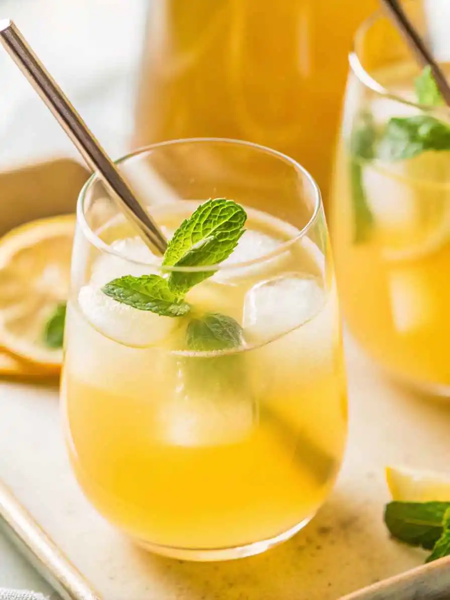green-tea-lemonade A glass of green tea lemonade infused with mint leaves and lemon slices.