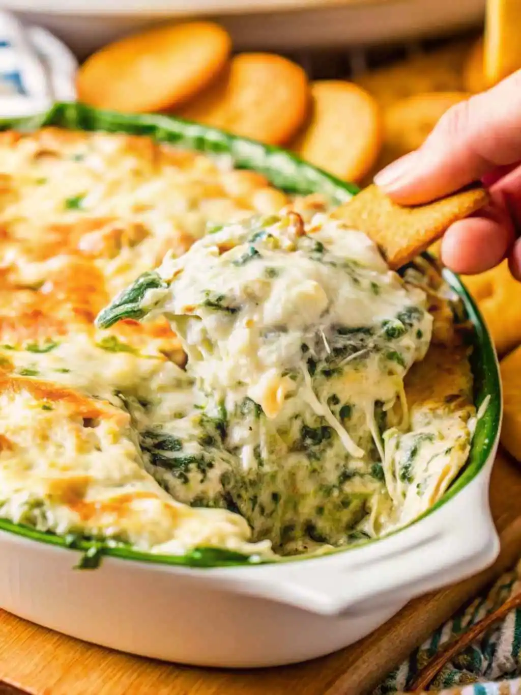 olive-garden-spinach-artichoke-dip-recipe-featured Olive Garden spinach artichoke dip recipe with melted cheese and golden brown top